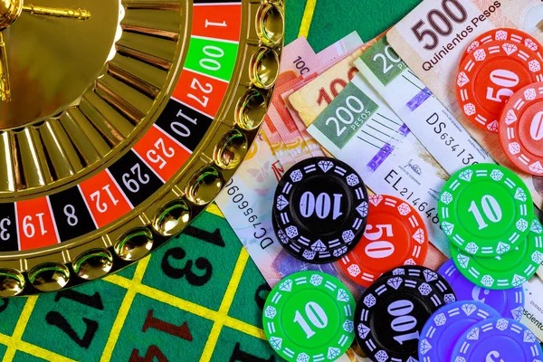 hbk77 mobile app showing live blackjack table with dealer and chat interface